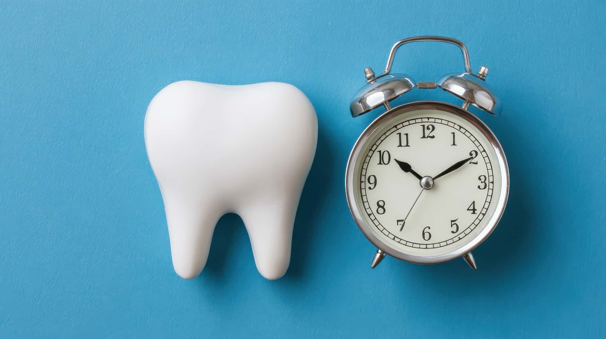 ブラッシング指導にかかる時間を示す歯と時計