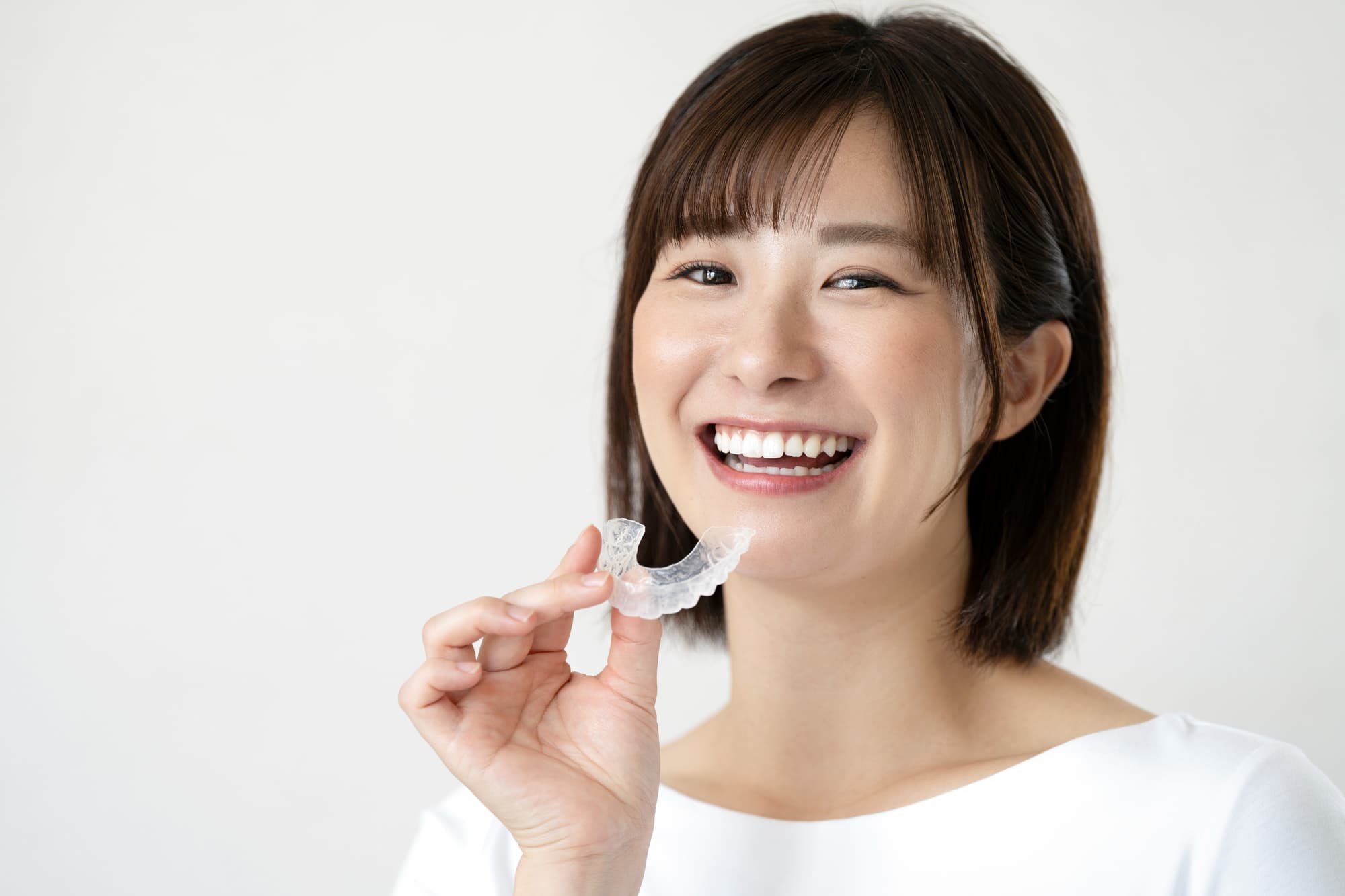 虫歯治療をしてマウスピース矯正を続ける女性