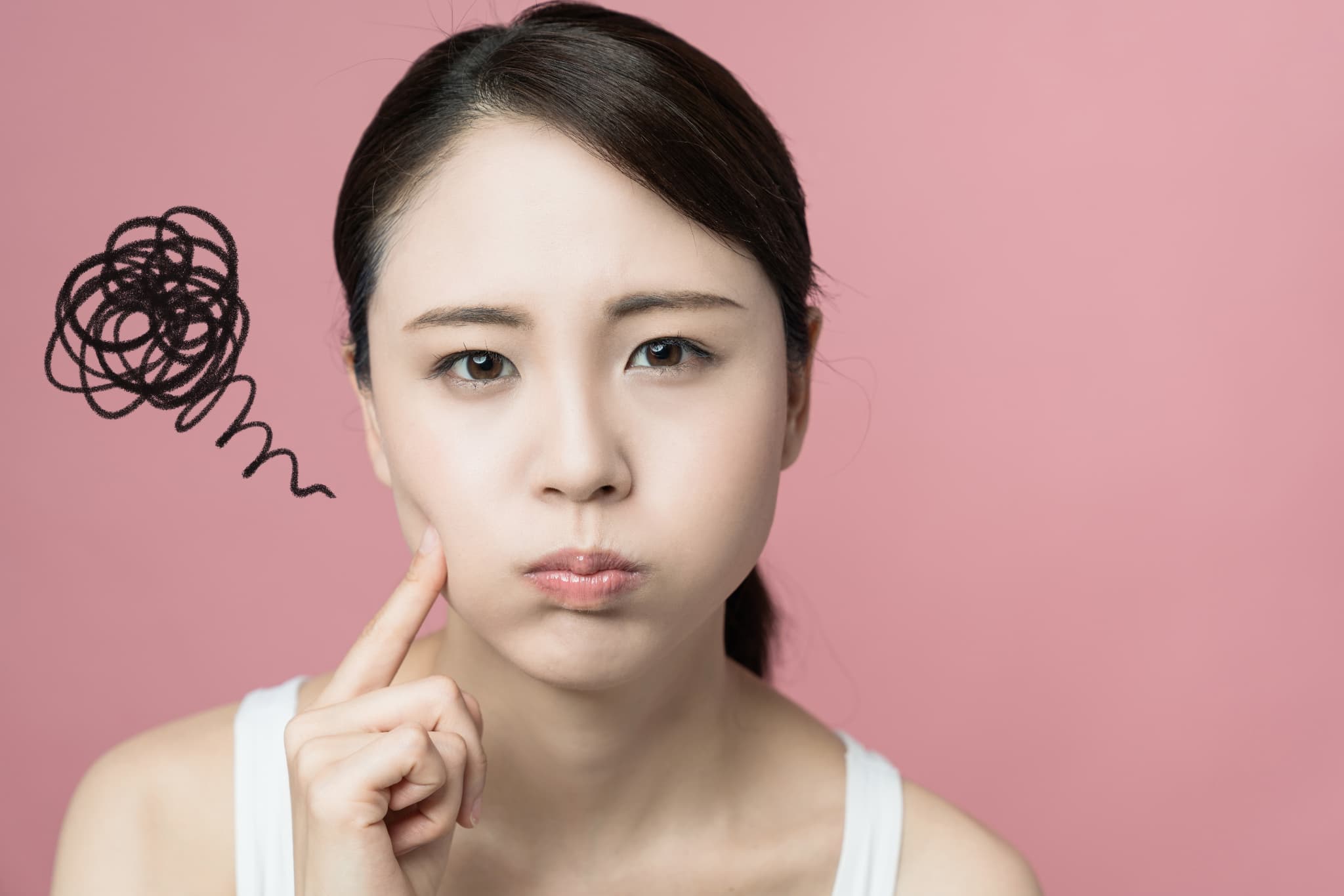 矯正中に虫歯になったらどうしたらいいのか考える女性