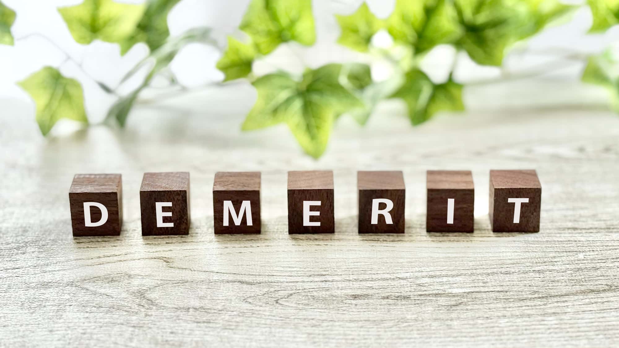 矯正治療で抜歯をするデメリットを説明するイメージ