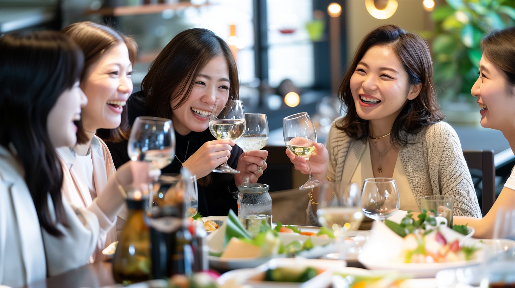 友人と食事を楽しむ女性達