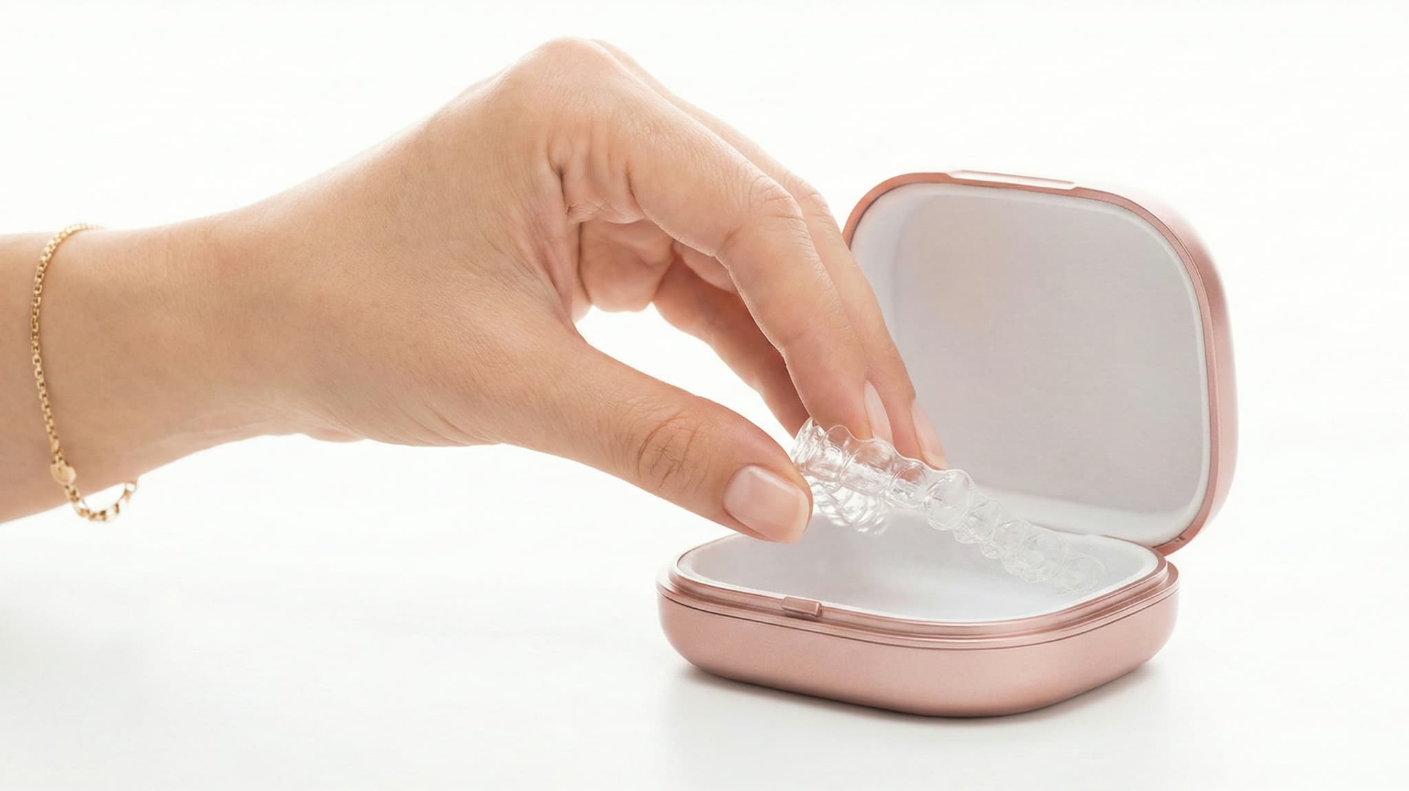 マウスピースをケースに収納する様子