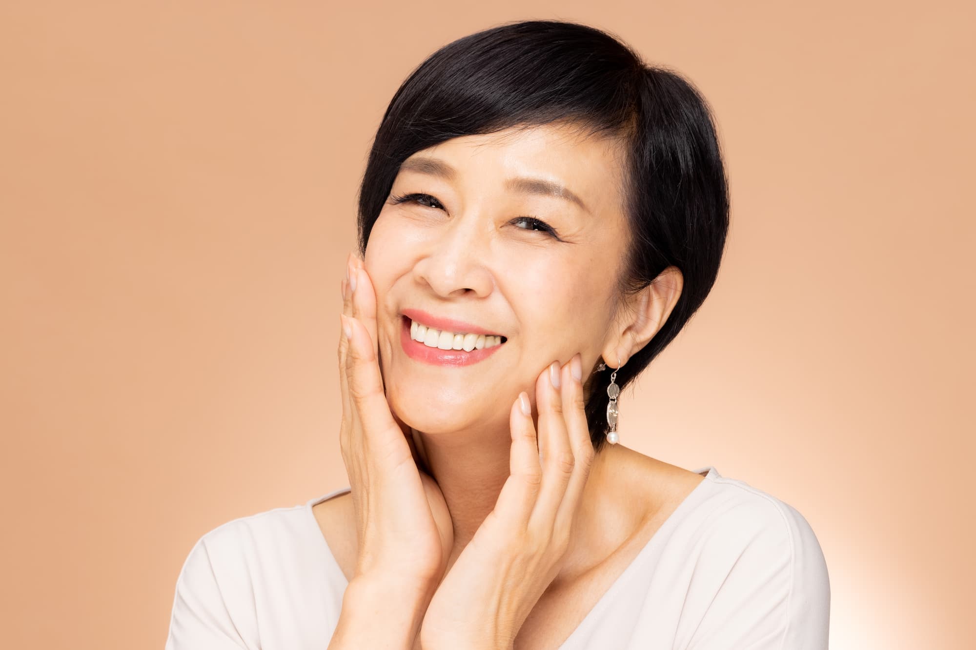 正しいお手入れで入れ歯を使う女性