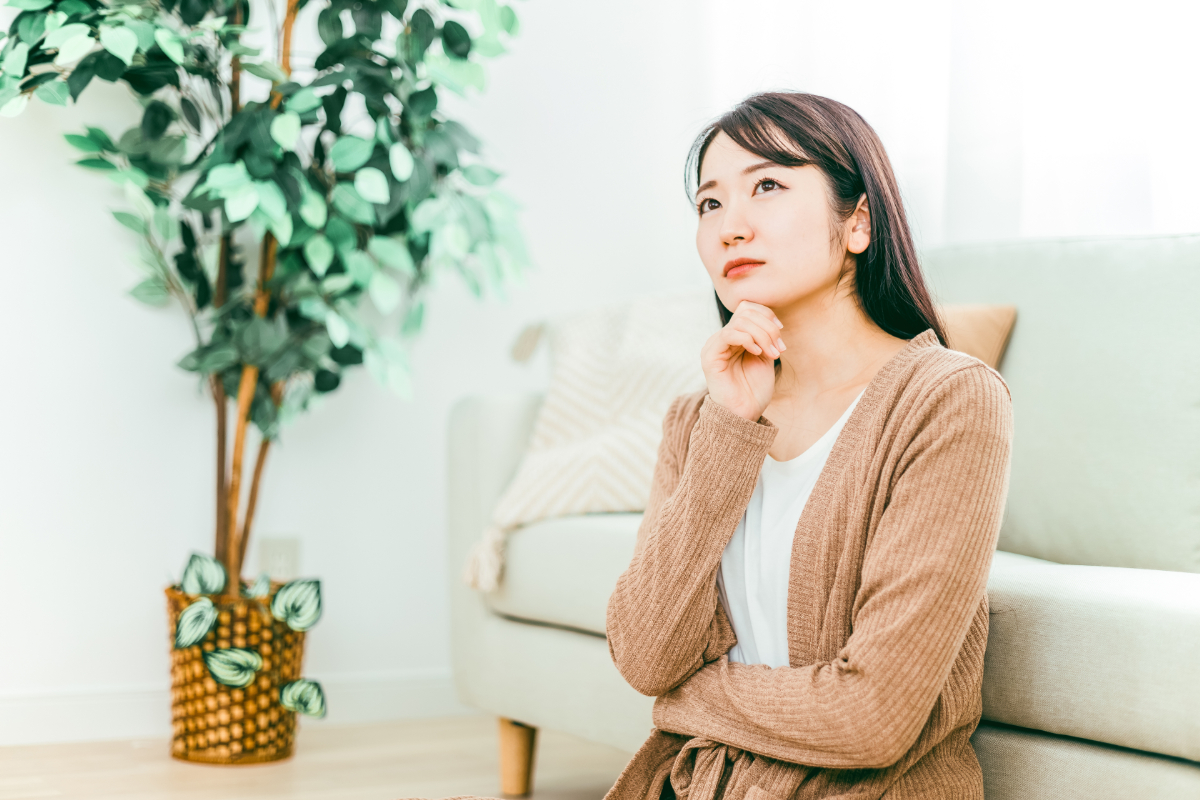 後戻りとは何か考える女性