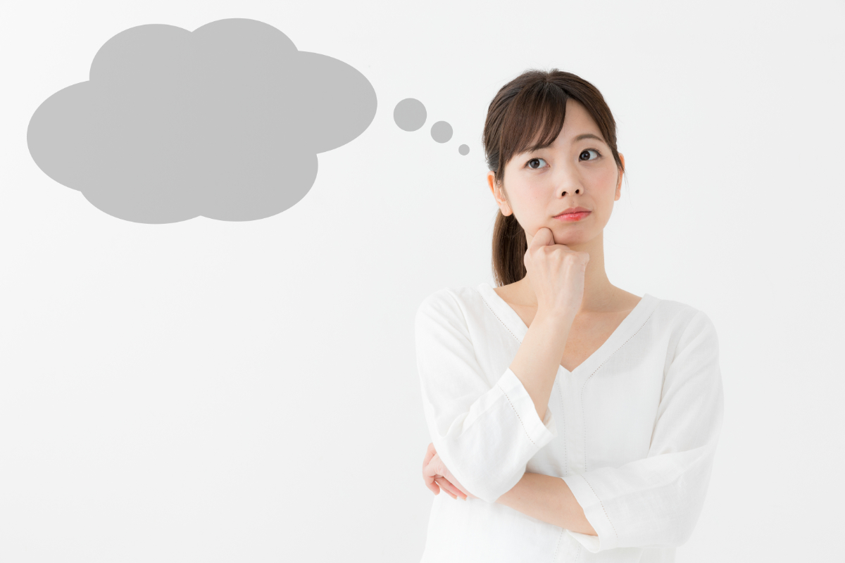 知覚過敏とは何かを考えている女性