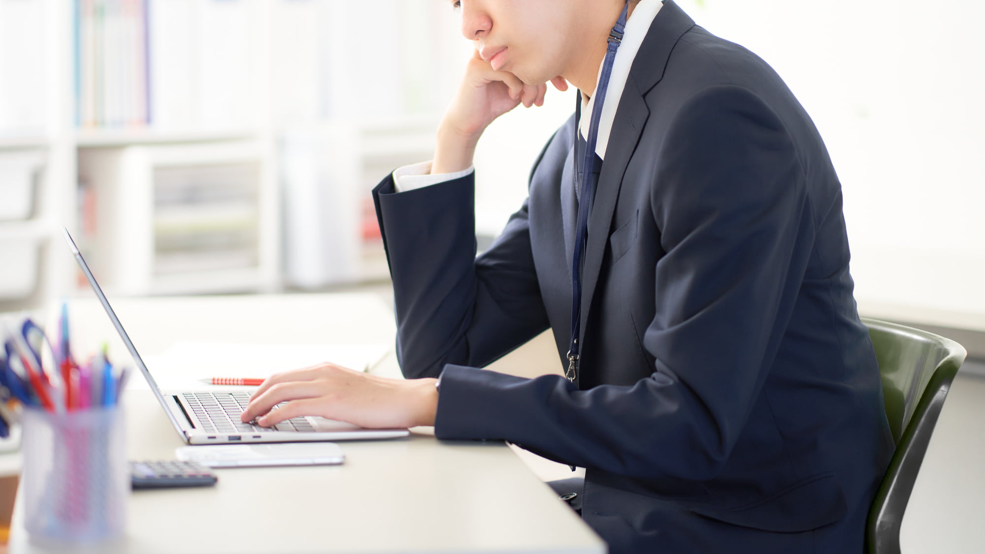 顎関節症になるのを防ぐにはどうしたらいいか考える男性