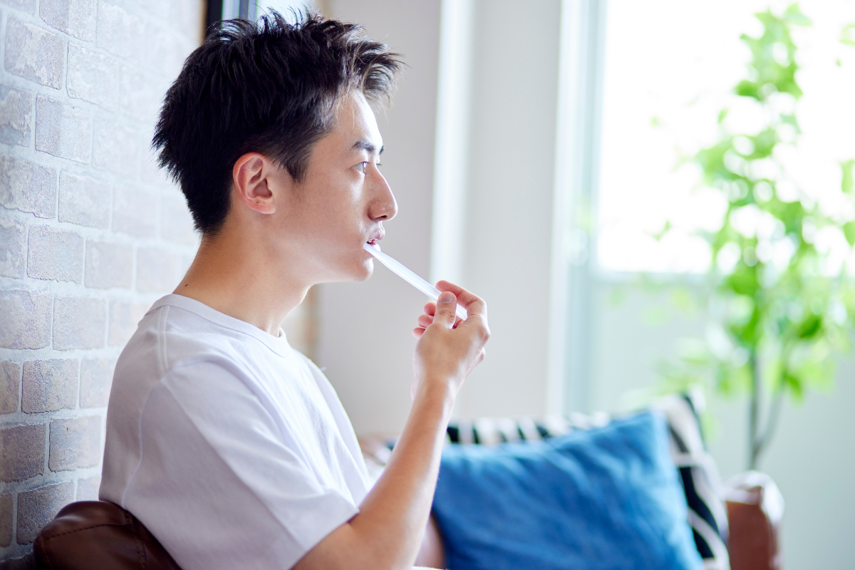 歯の黄ばみを予防するために歯磨きをしている男性