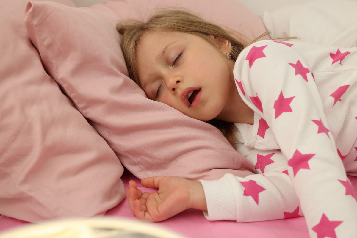 八重歯になる原因である口呼吸で寝ている子ども