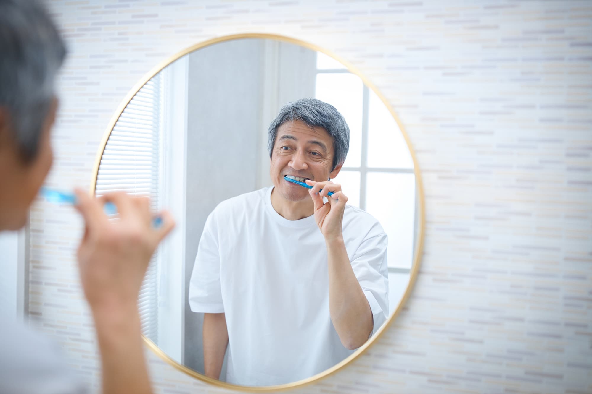虫歯予防のために丁寧に歯磨きをする男性