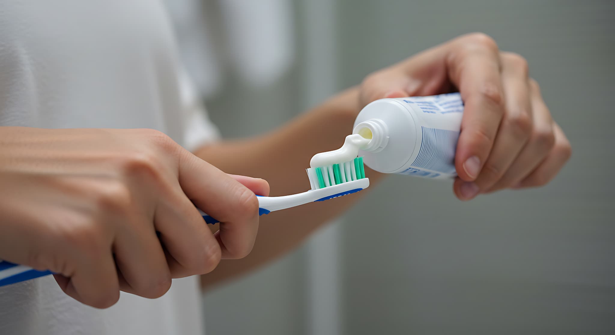 フッ素入りの歯磨き粉を使う様子