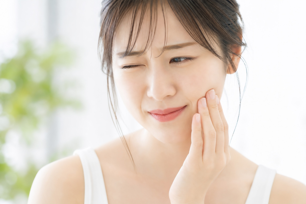 矯正治療中に歯が痛いと感じている様子