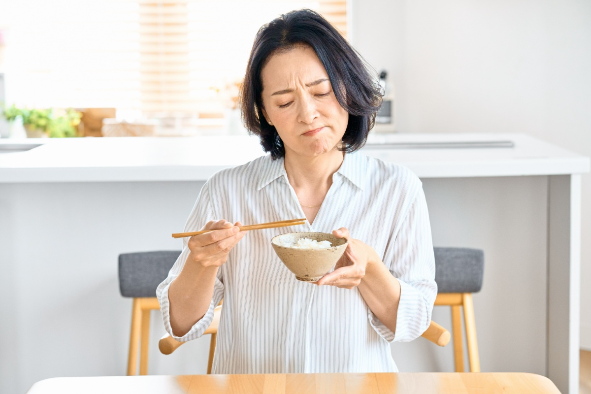 食事がしづらい女性