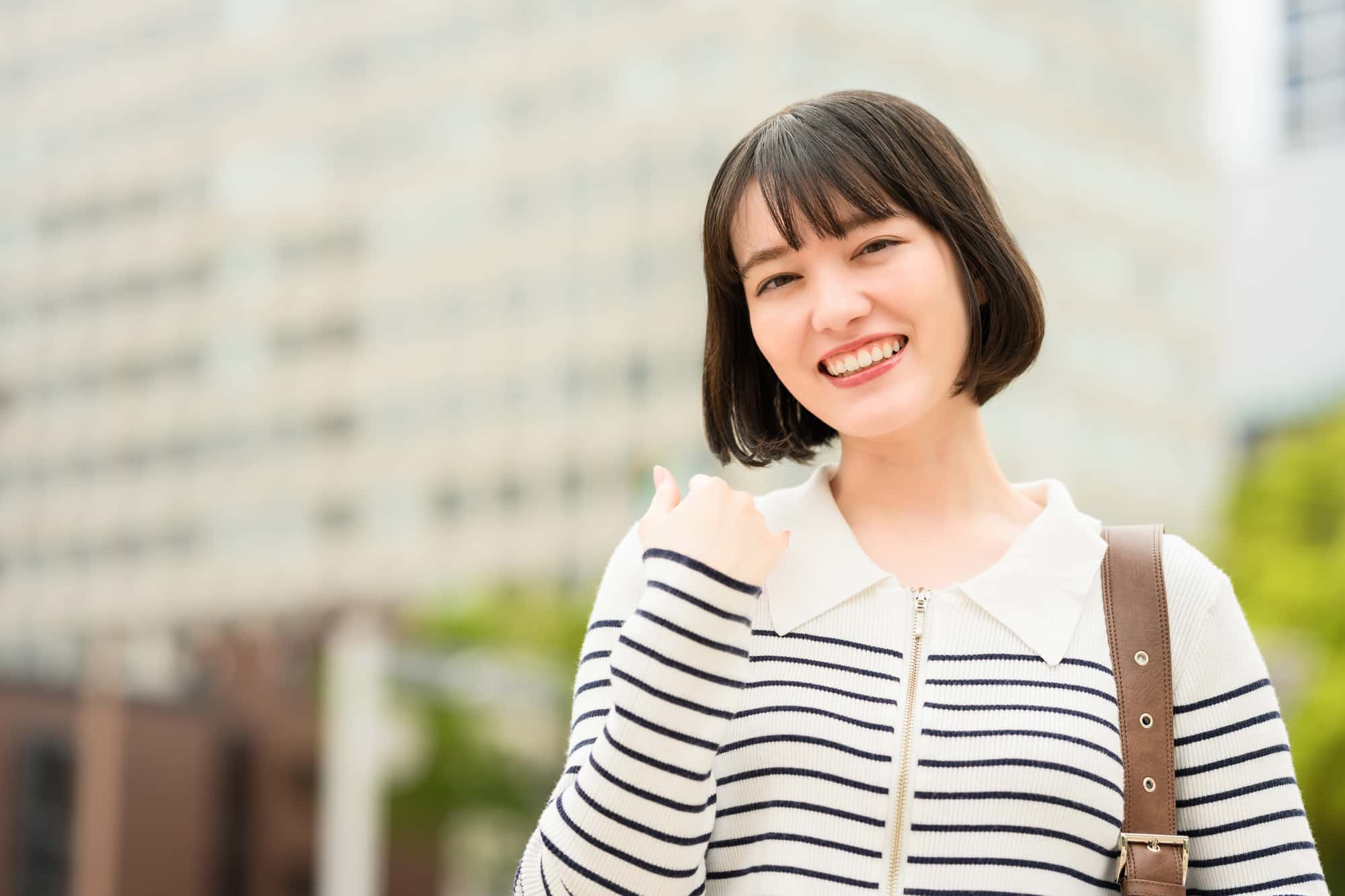 笑顔で歩く若い女性